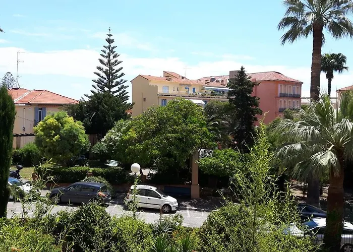 La Perle Du Louvre * Menton